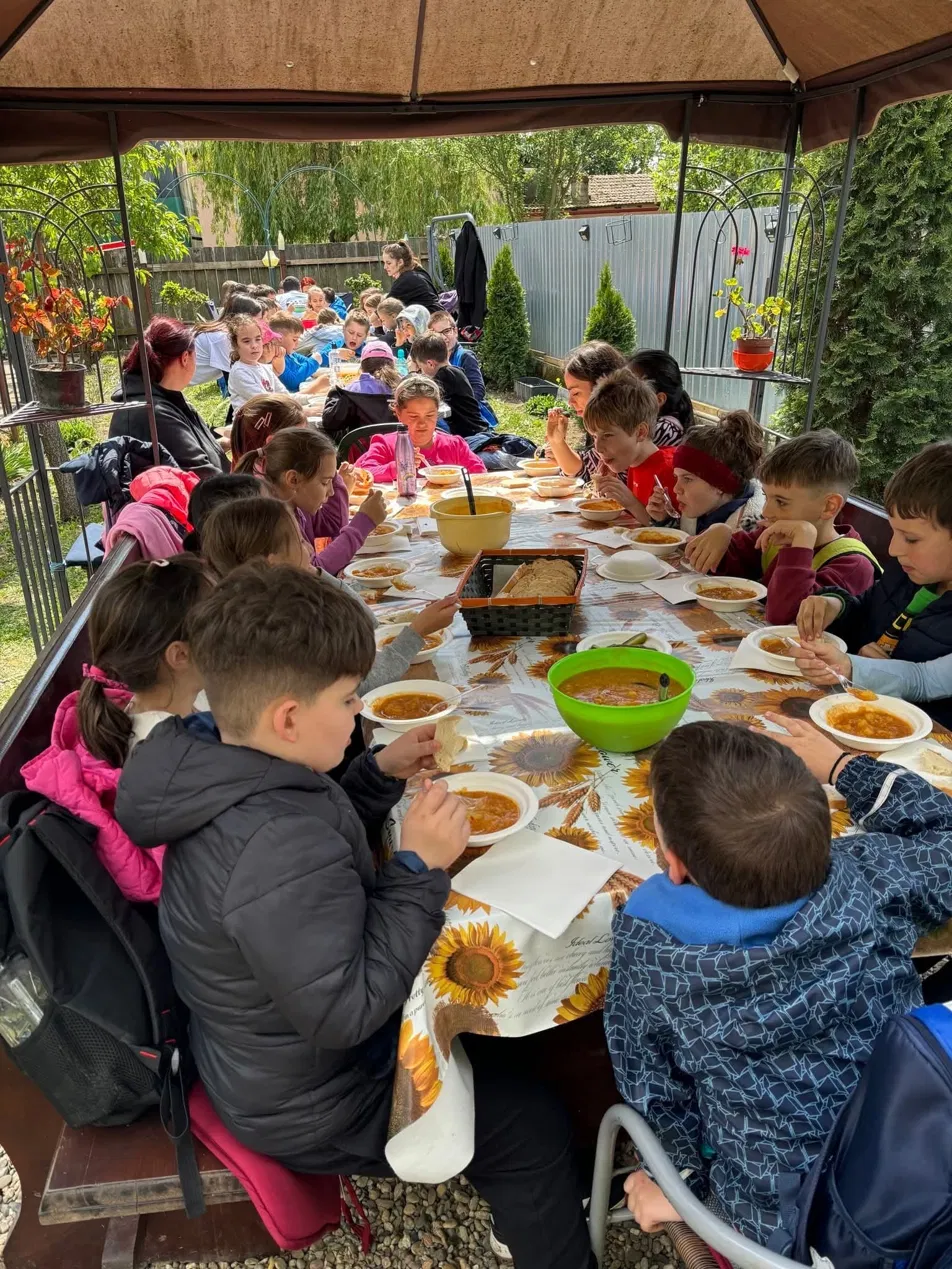 Copii mâncând la masa tradițională de la Casa Bunicilor Ferendia